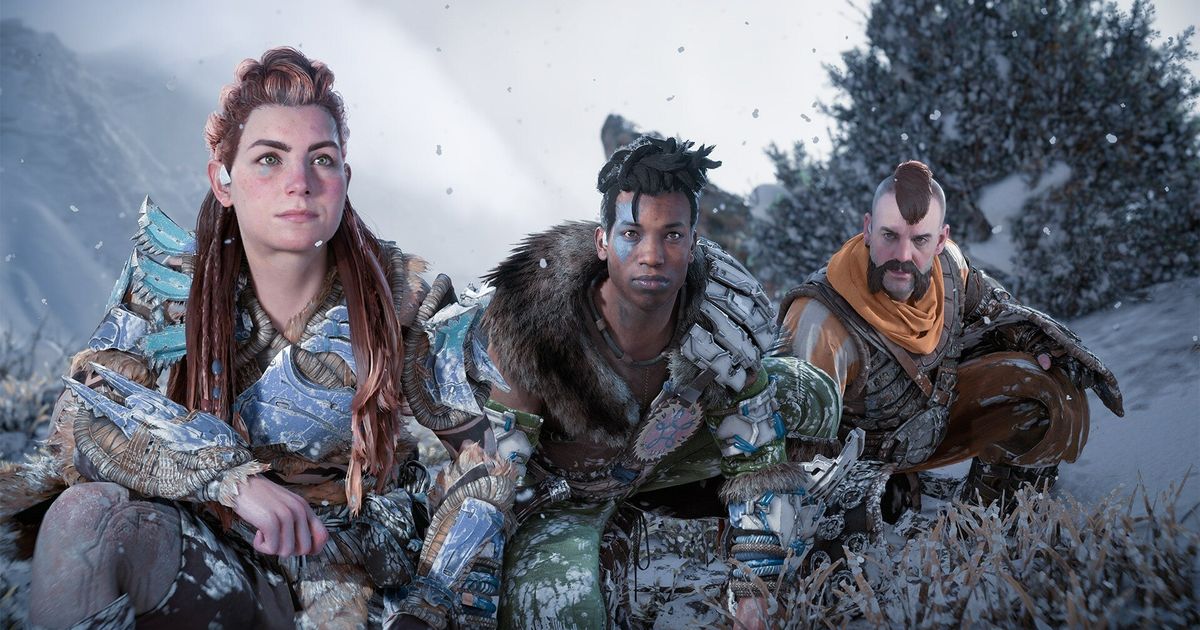 Aloy and her friends crouched down in Horizon Forbidden West screenshot