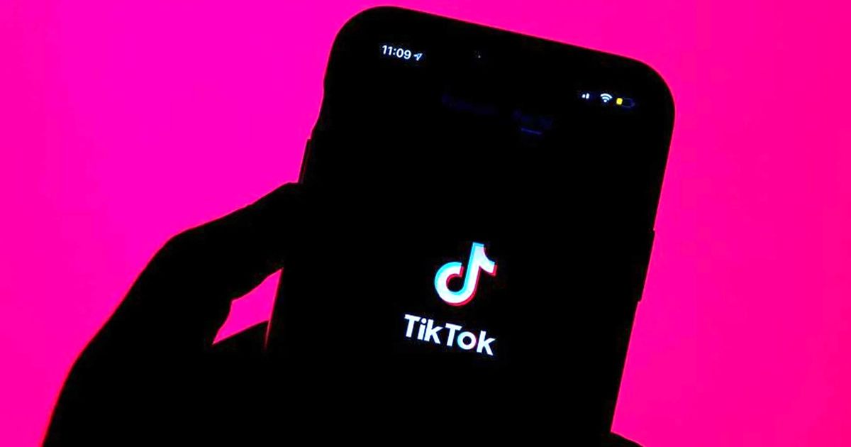 How to hide comments on TikTok live app on phone with purple background