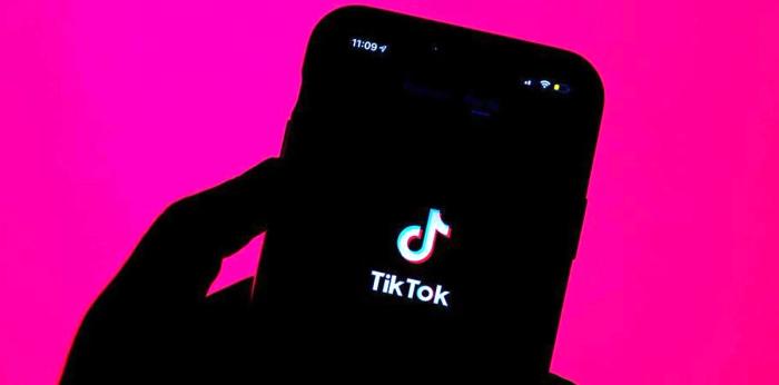 How to hide comments on TikTok live app on phone with purple background