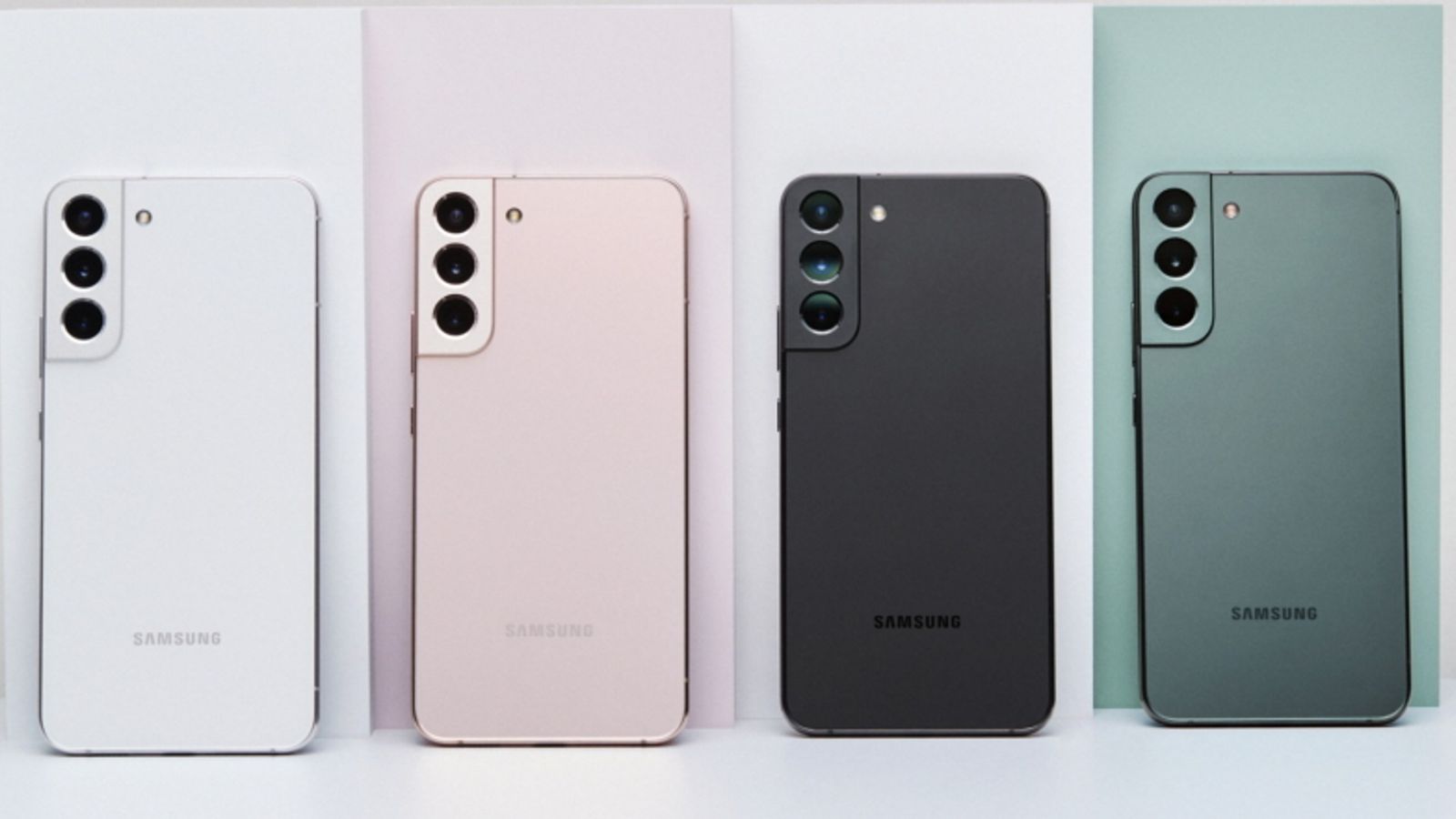 Various Samsung S22 models in different colours standing next to each other