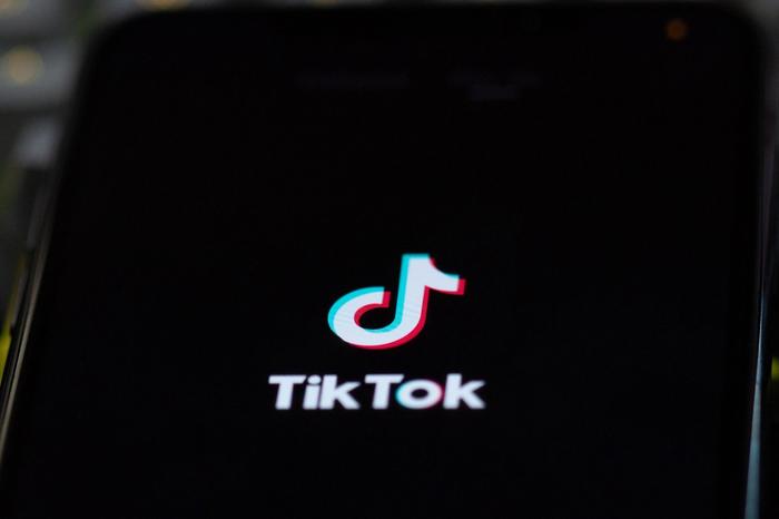 What does it mean to nudge someone on TikTok?