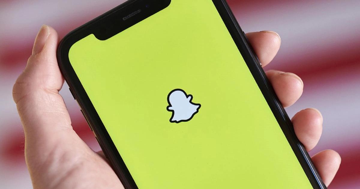 How to half swipe on Snapchat app on phone
