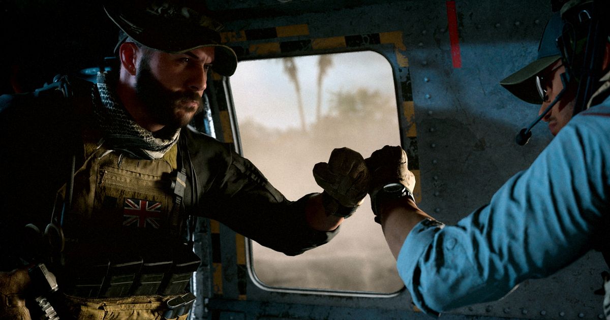 Soldier fist-bumps a pilot inside an aircraft - Modern Warfare 2 Campaign Missing DLC Pack Error