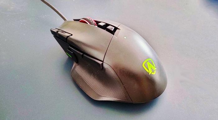 AOC Agon AGM600 gaming mouse review mouse on table
