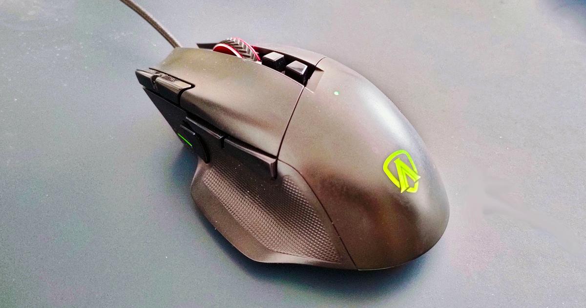 AOC Agon AGM600 gaming mouse review mouse on table