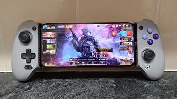 The iPhone 15 Pro Max with the Gamesir G8 Galileo attached