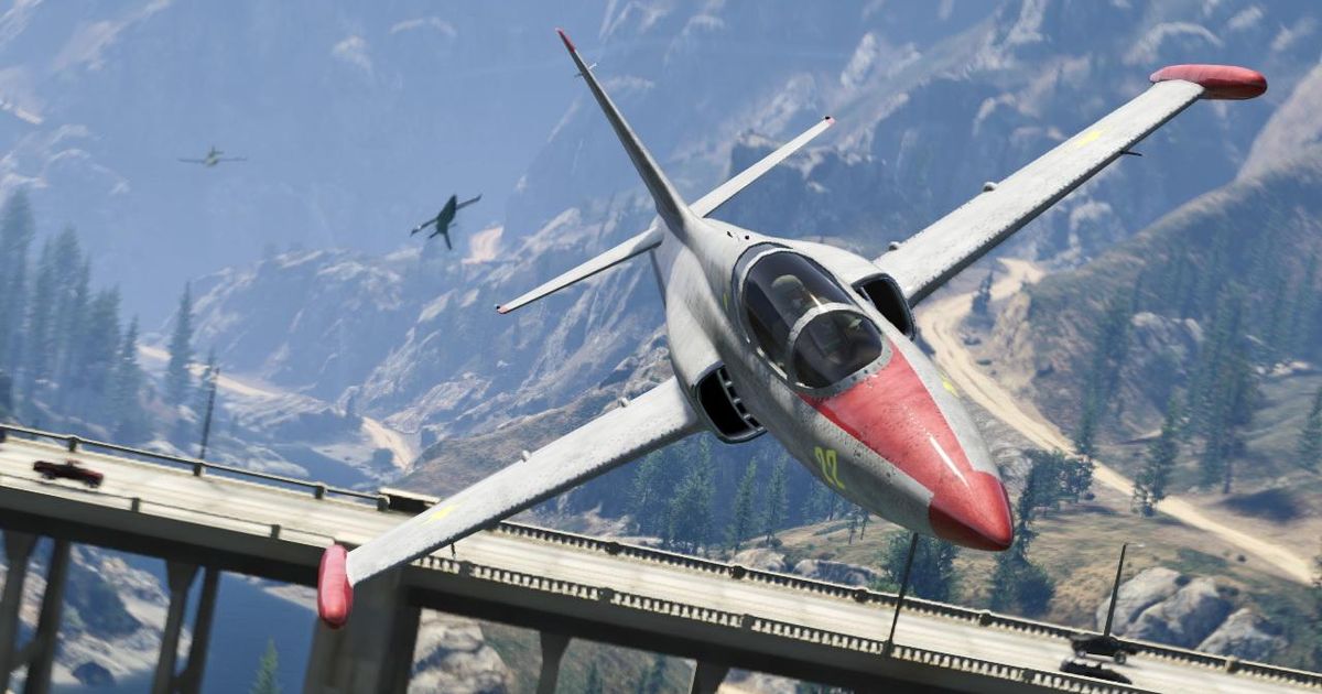 A plane flies over a bridge in GTA Online error