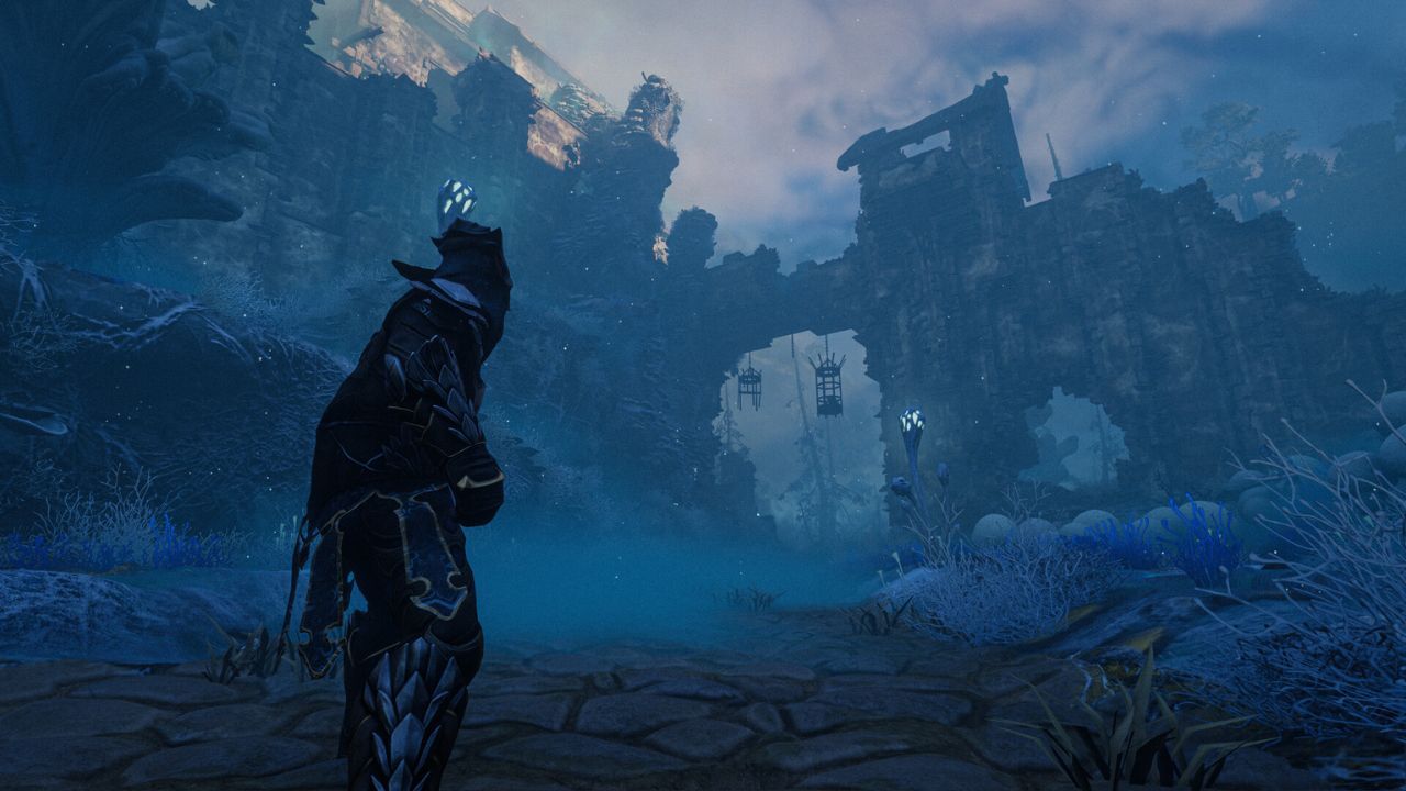 Enshrouded: the character next to the castle