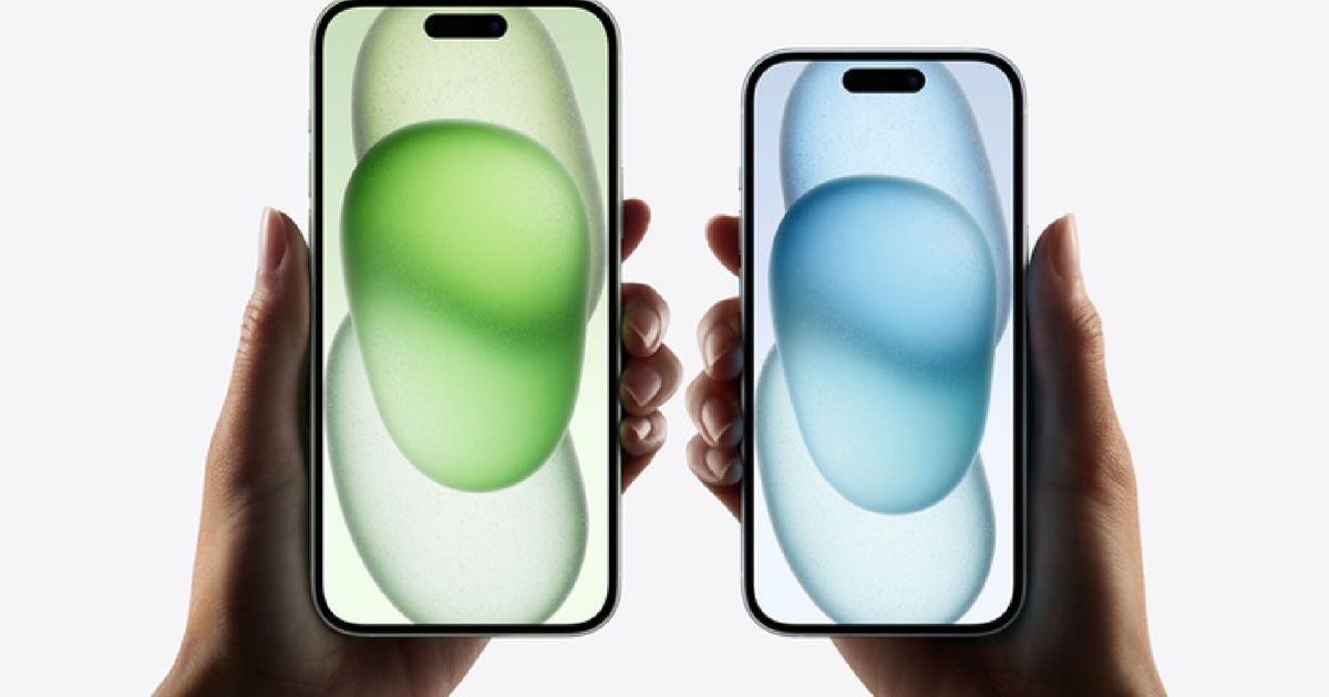 iPhone 15 and iPhone 15 Plus being held next to each other