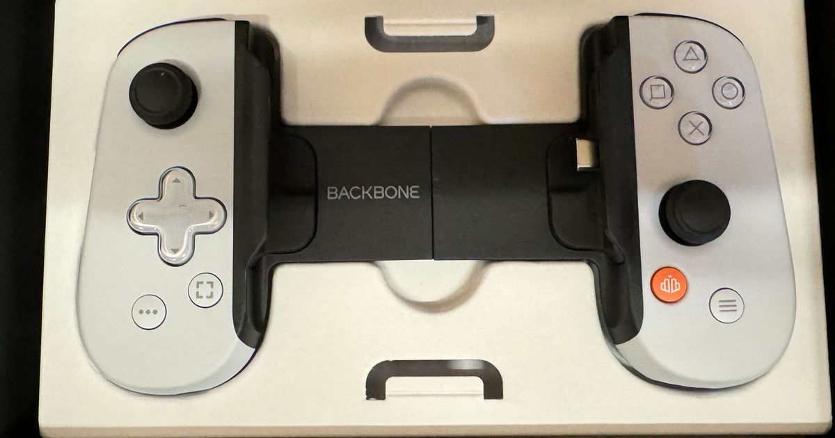 Backbone One PlayStation V2 inside the box
