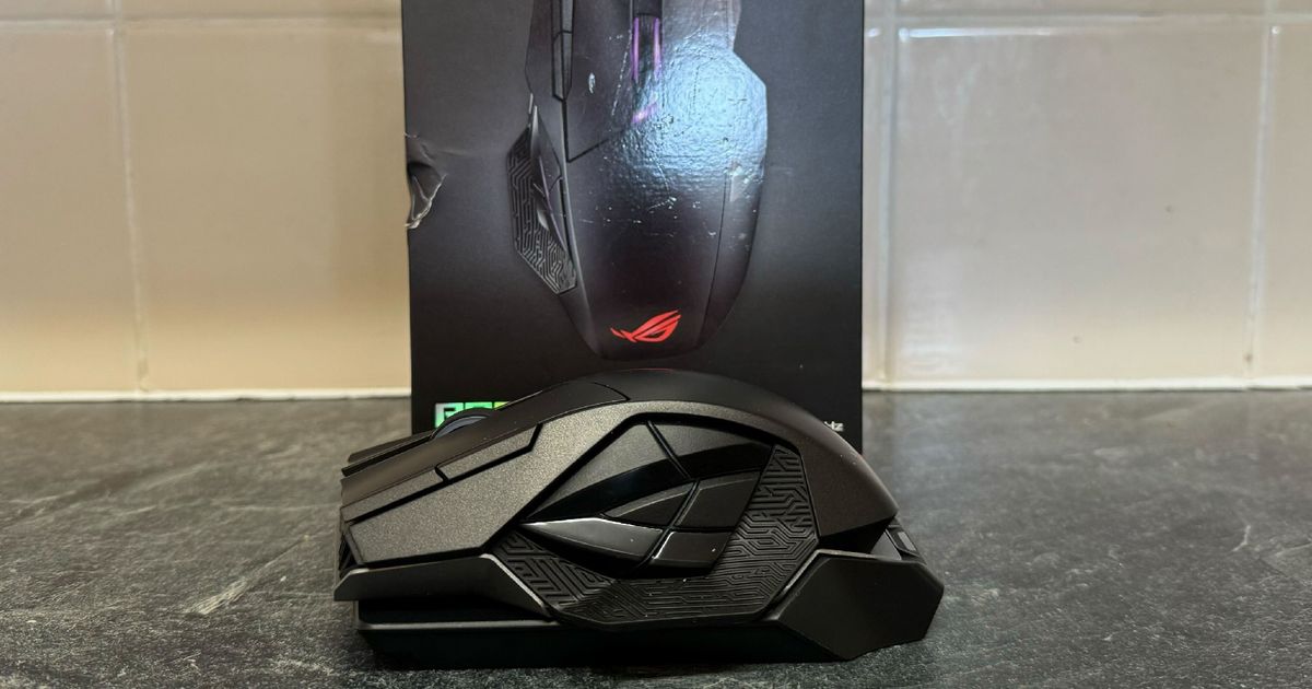 Side view of the ASUS ROG Spatha X in front of its box and a tiled wall